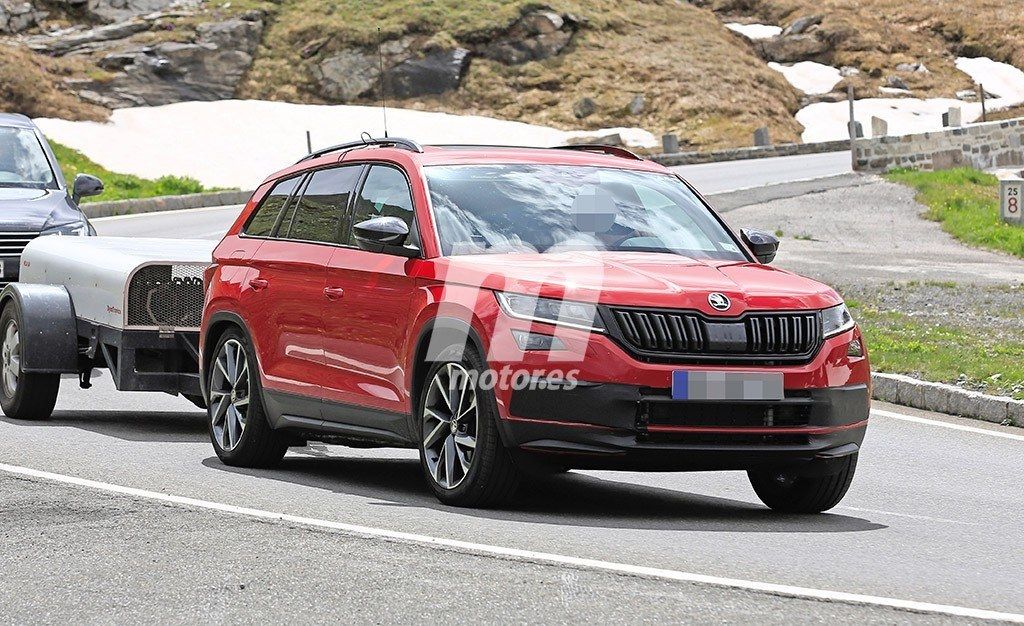 El Skoda Kodiaq RS cazado a plena luz del día en los Alpes