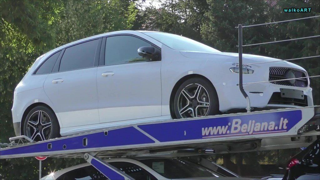 El nuevo Mercedes Clase B, cazado casi desnudo en un vídeo espía