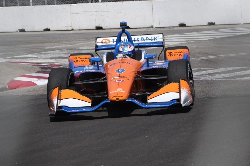 Scott Dixon exhibe liderato y galones en los libres