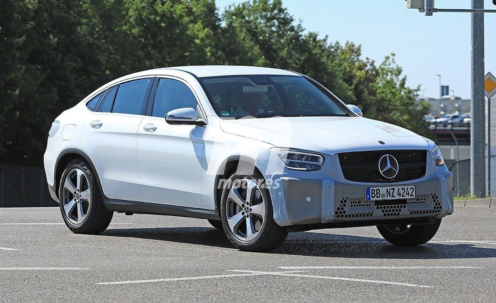 El nuevo Mercedes Clase GLC Coupé 2019 cazado a plena luz del día