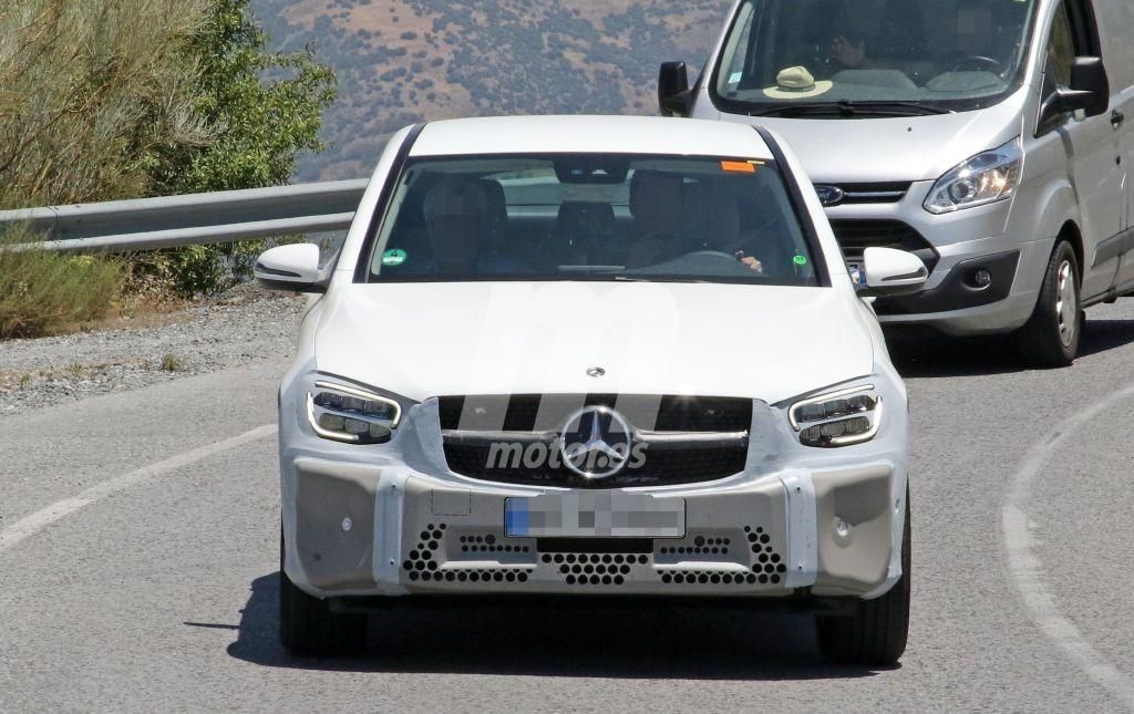 Nuevas fotos espía del lavado de cara del Mercedes GLC Coupé revelan la iluminación de sus luces traseras