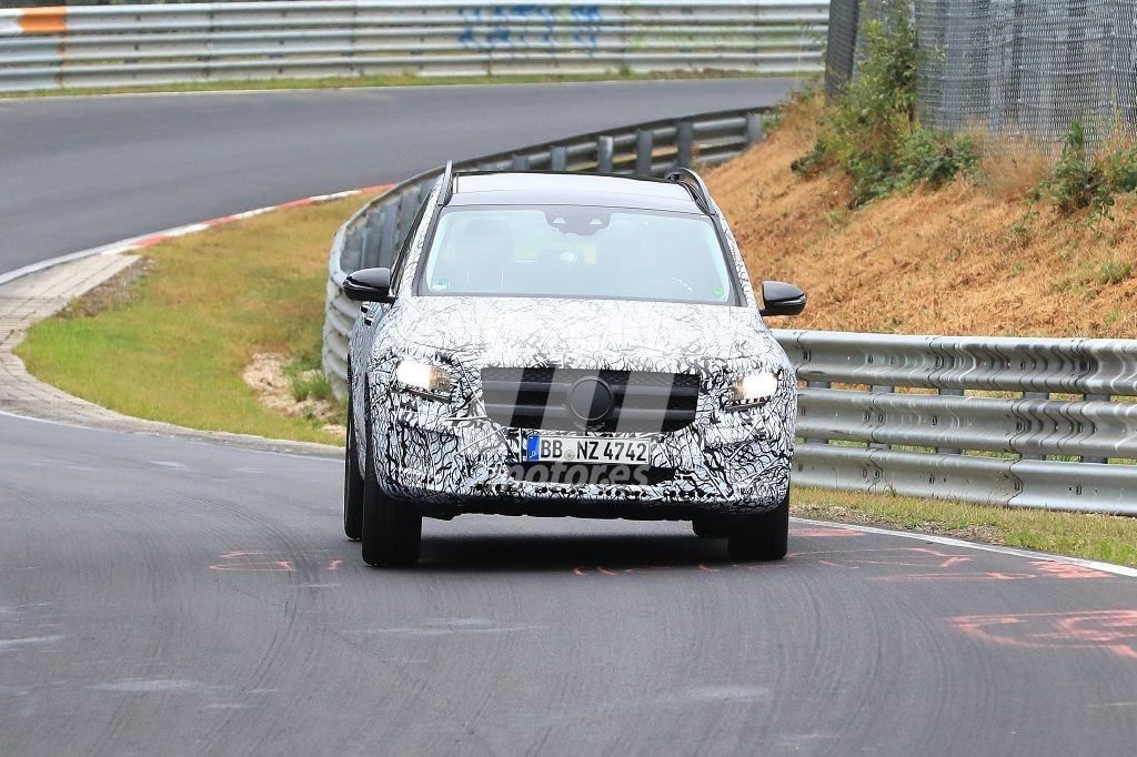 El nuevo Mercedes GLB comienza a perder camuflaje en Nürburgring