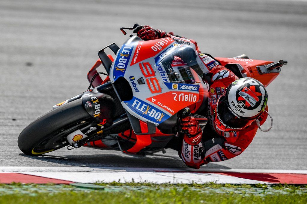 Lorenzo puede con Márquez en un final de infarto en Austria