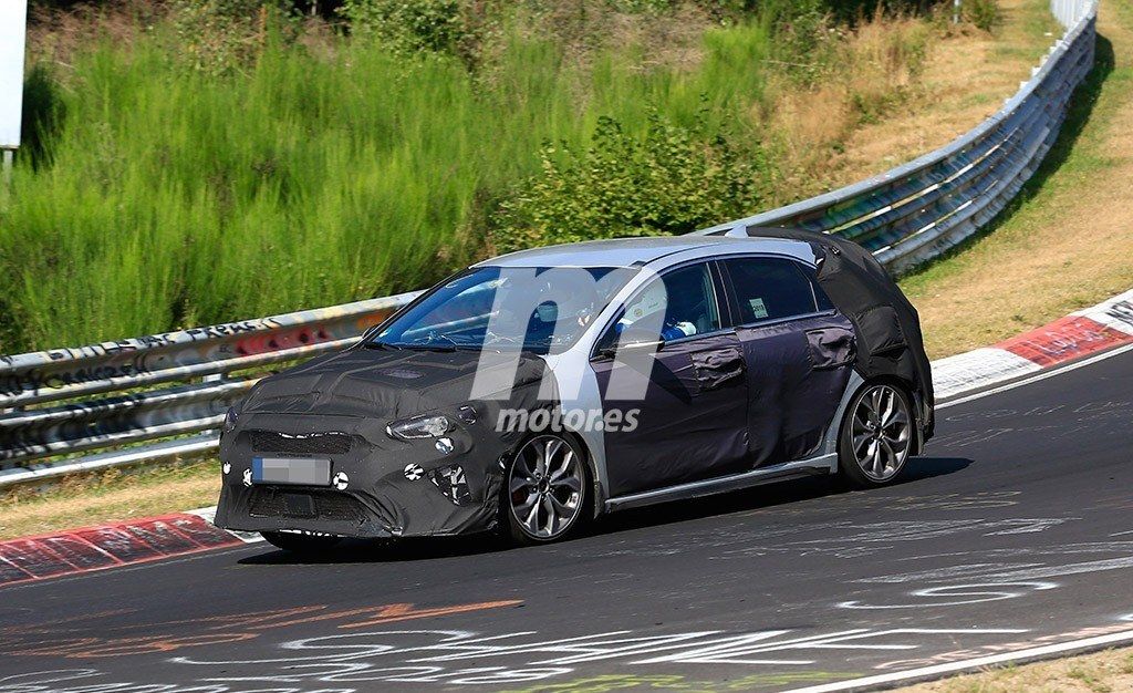 El Kia Ceed GT, la versión más deportiva, cazada a su paso por Nürburgring