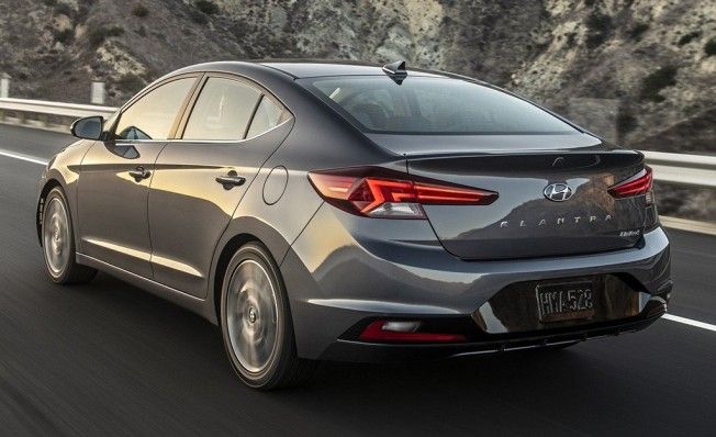 Hyundai Elantra 2019 - posterior