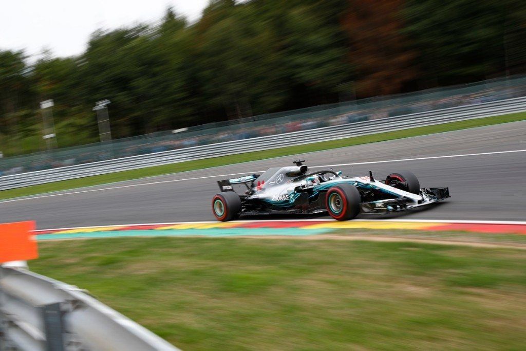 Hamilton se lleva la pole en una emocionante clasificación pasada por agua