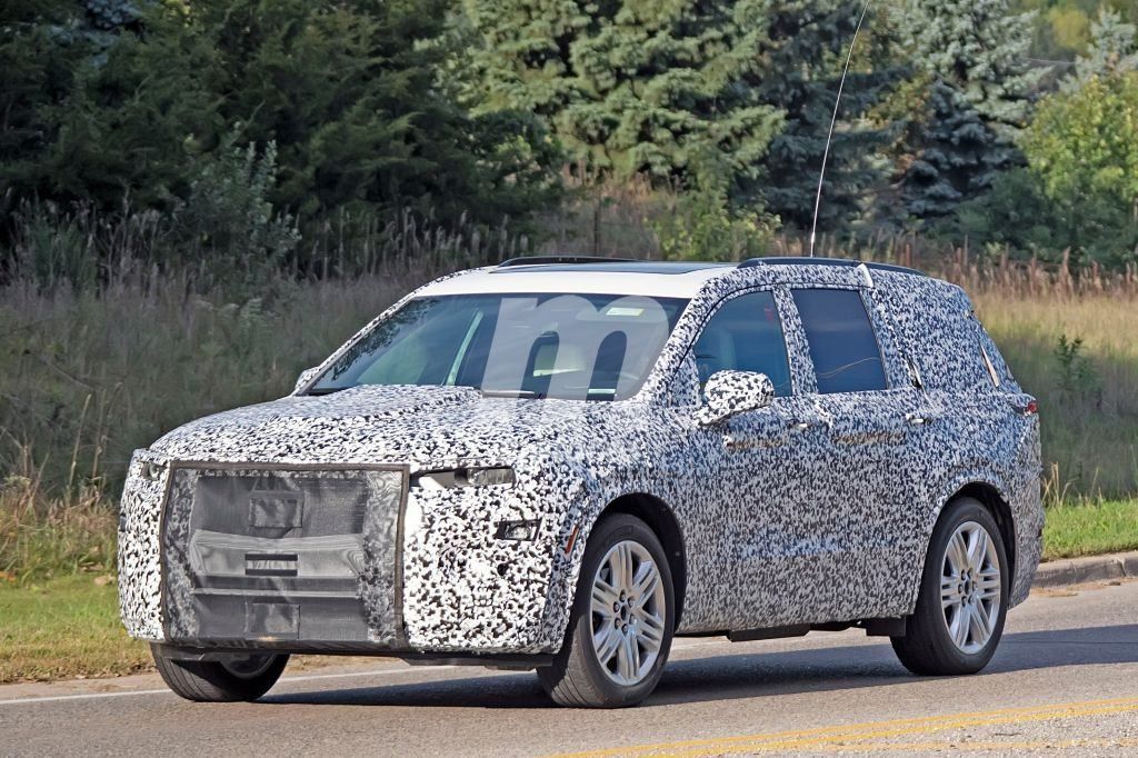 El Cadillac XT6 pierde camuflaje camino de Detroit 2019