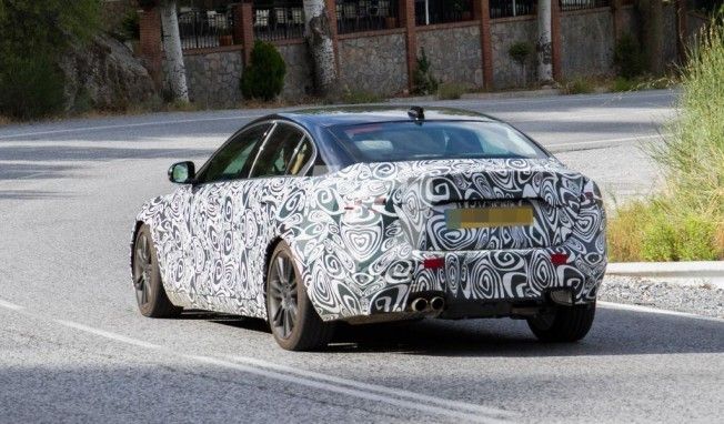 Jaguar XE 2019 - foto espía posterior