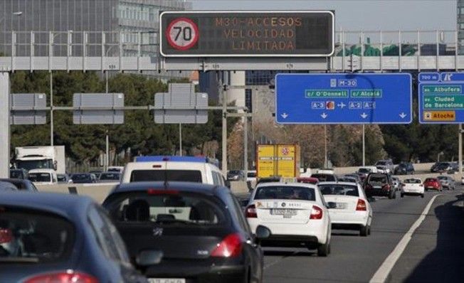 Panel de la DGT con aviso de acceso de velocidad limitada