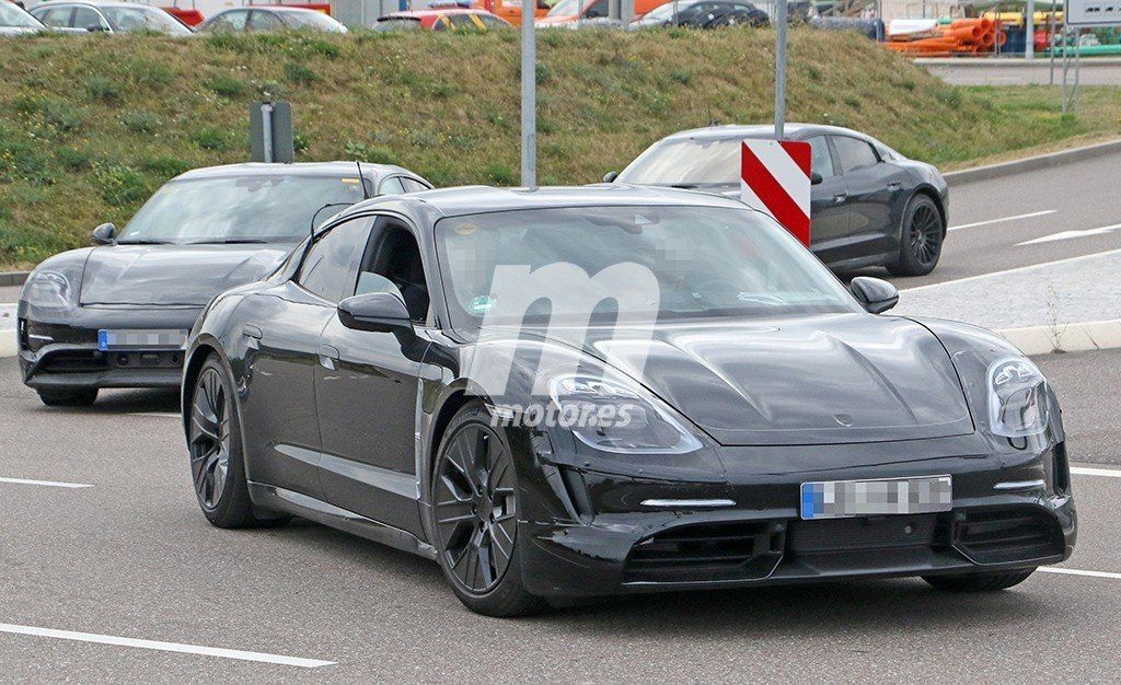 El Porsche Taycan cazado con unas nuevas llantas, será desvelado en 2019