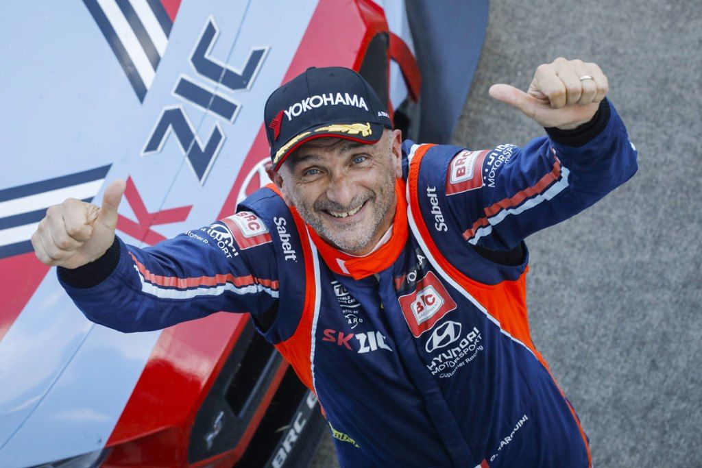 Gabriele Tarquini acaricia el título del WTCR tras Suzuka