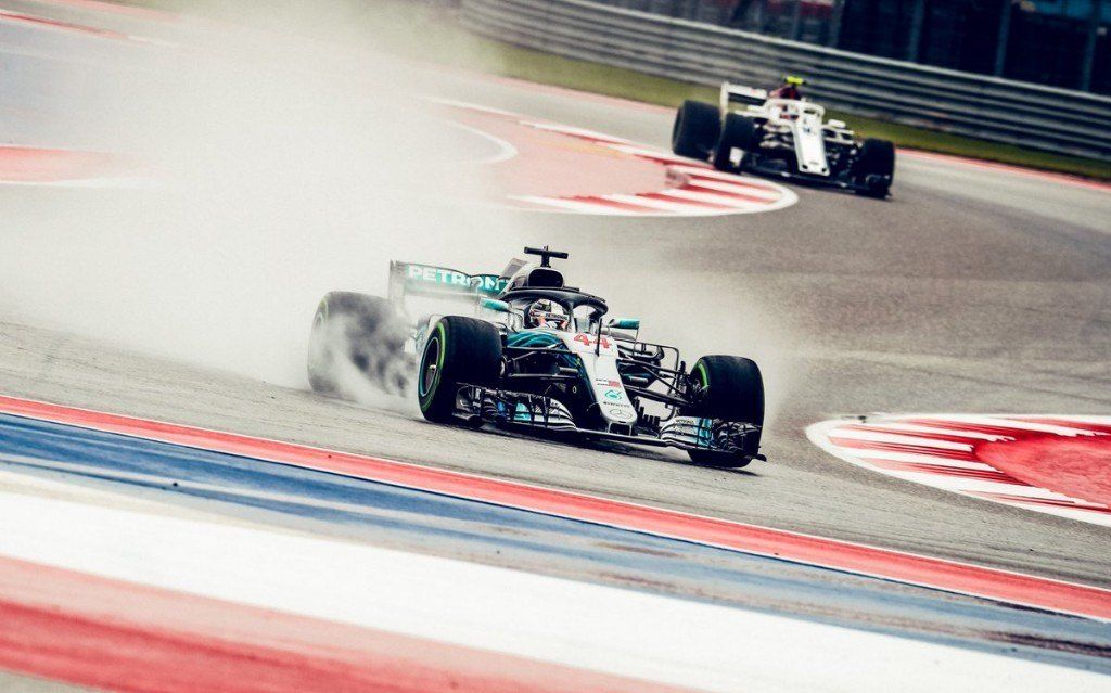 Hamilton no da tregua ni en un Austin anegado