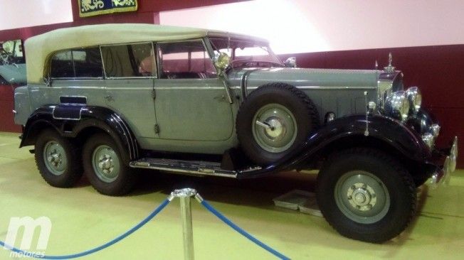 Coches clásicos de la Sala Histórica de la Guardia Real