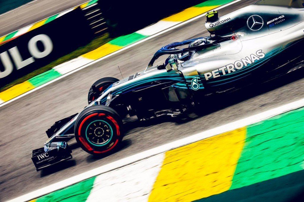 Bottas supera a Hamilton por la mínima