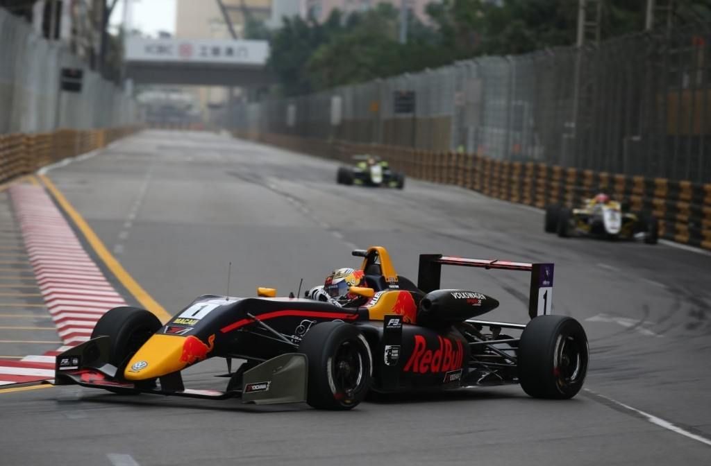 Daniel Ticktum bate el record de Macao en una accidentada clasificación