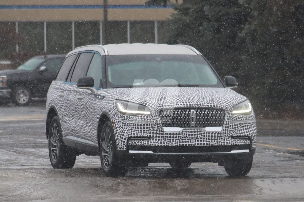 El nuevo Lincoln Aviator pierde mucho camuflaje a pocos días de su debut