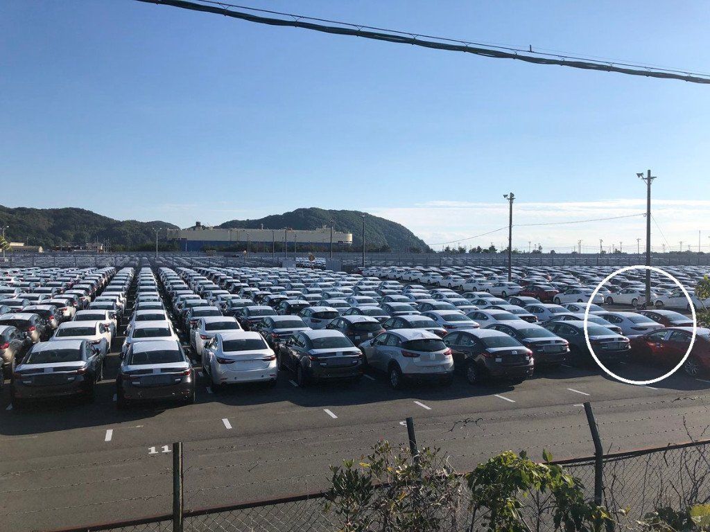 El nuevo Mazda3 sedán 2019 avistado al desnudo en una campa