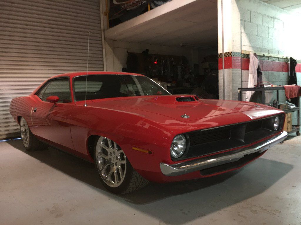 Este Plymouth 'Cuda esconde el chasis y el V10 de 720 CV de un Dodge Viper 