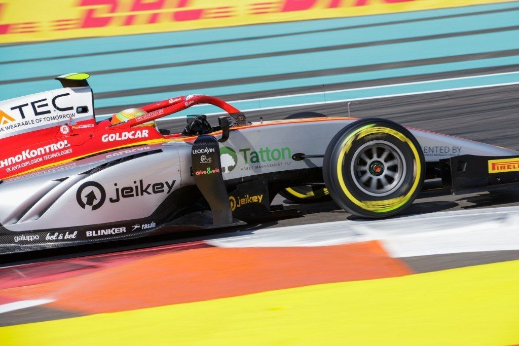 Podio de Roberto Merhi en Yas Marina, victoria de Fuoco