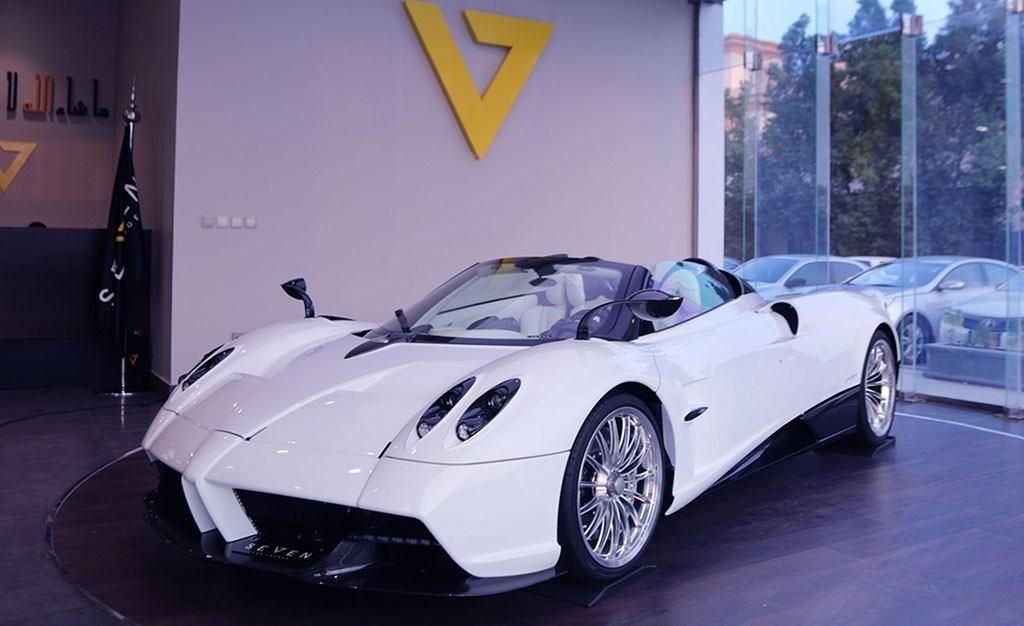 ¿Tienes unos ahorrillos? El primer Pagani Huayra Roadster busca propietario