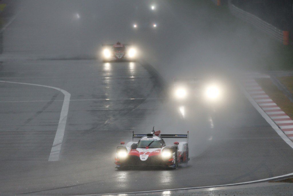 El Toyota #7 se impone al #8 en la caótica última carrera de 2018 del WEC