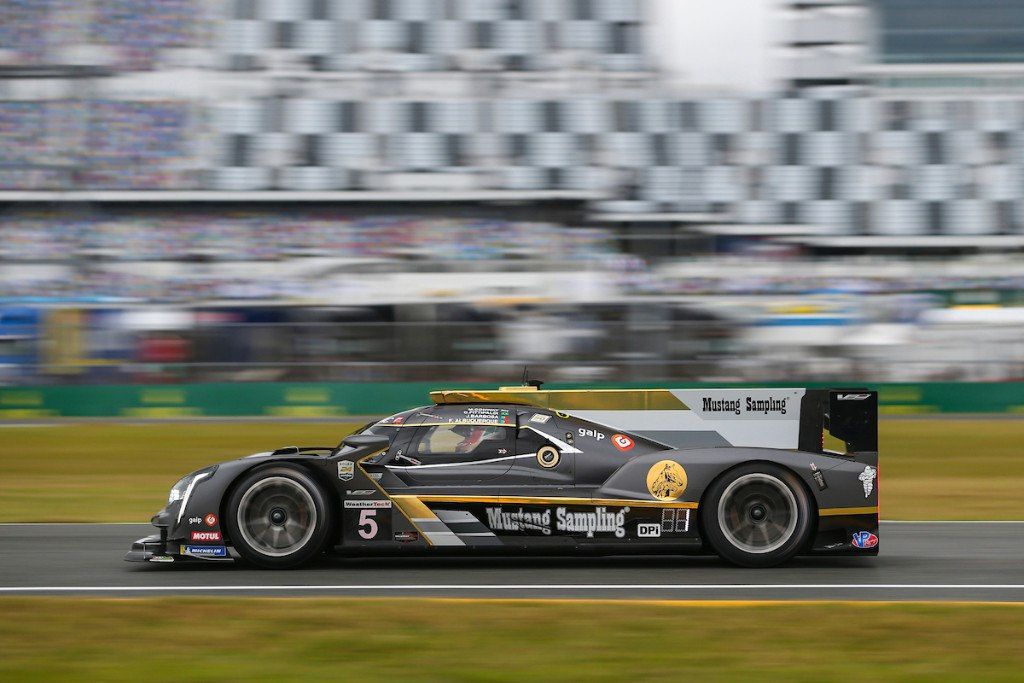 Baile de pilotos en el Cadillac de Alonso en el último libre