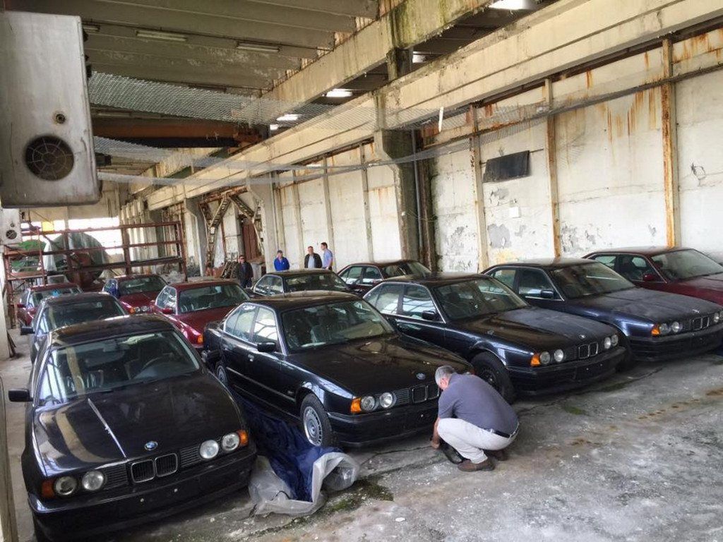 Descubiertos 11 BMW Serie 5 E34 a estrenar abandonados en un almacén