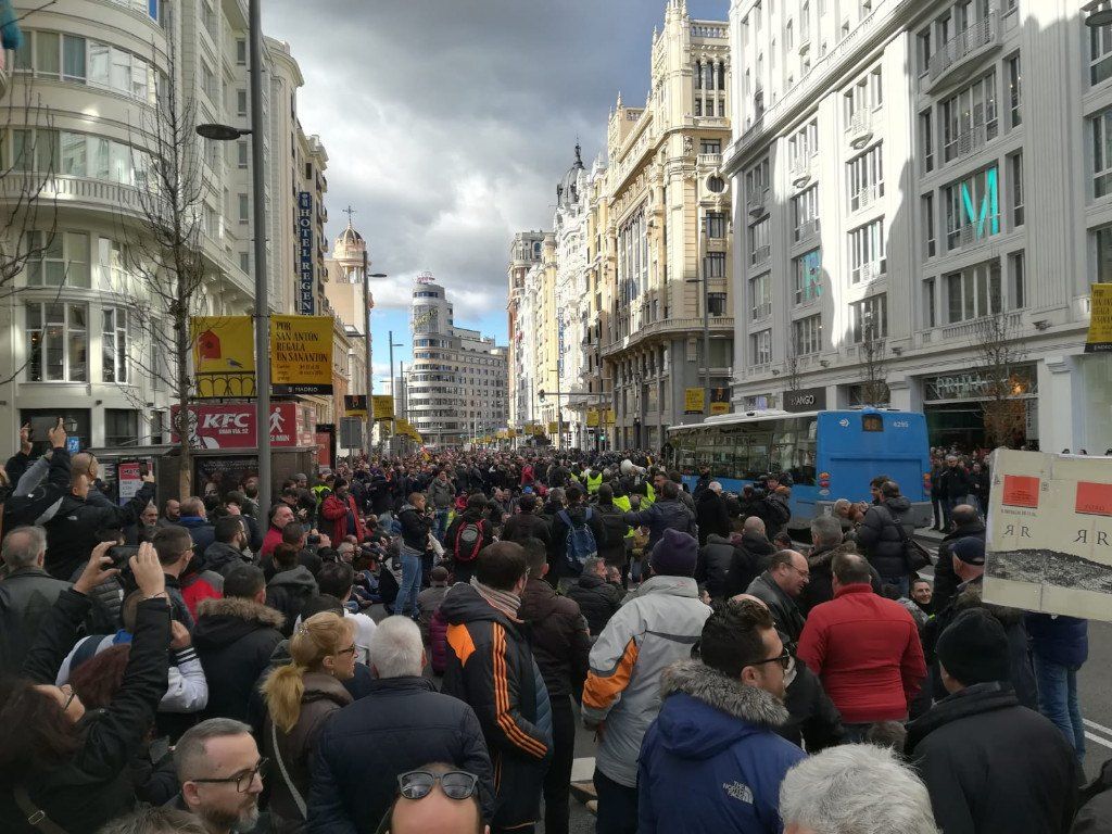 El sector del taxi exige contratación previa a los VTC y mantiene sus movilizaciones