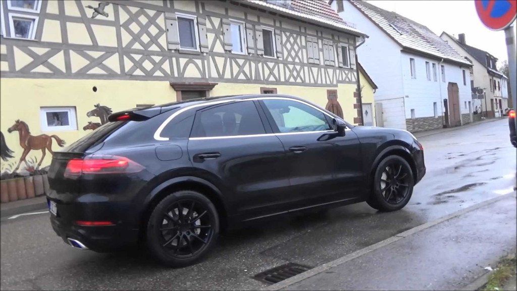 Porsche prueba el nuevo Cayenne Coupé junto al Alfa Romeo Stelvio [vídeo]