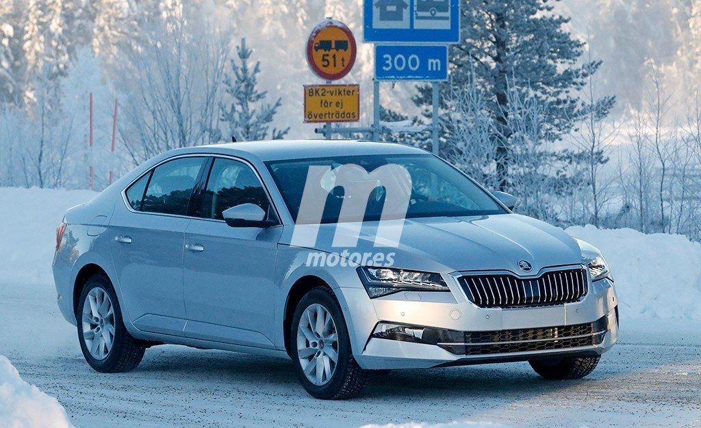 ¡Al desnudo! El nuevo Skoda Superb pierde el camuflaje en los test de invierno