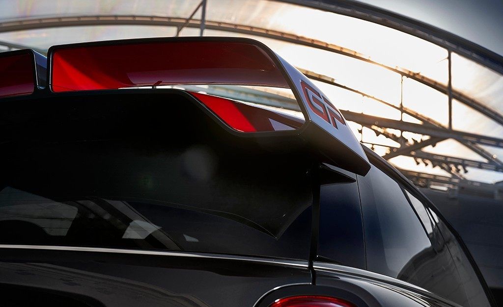 El nuevo MINI John Cooper Works GP se insinúa en estas primeras imágenes