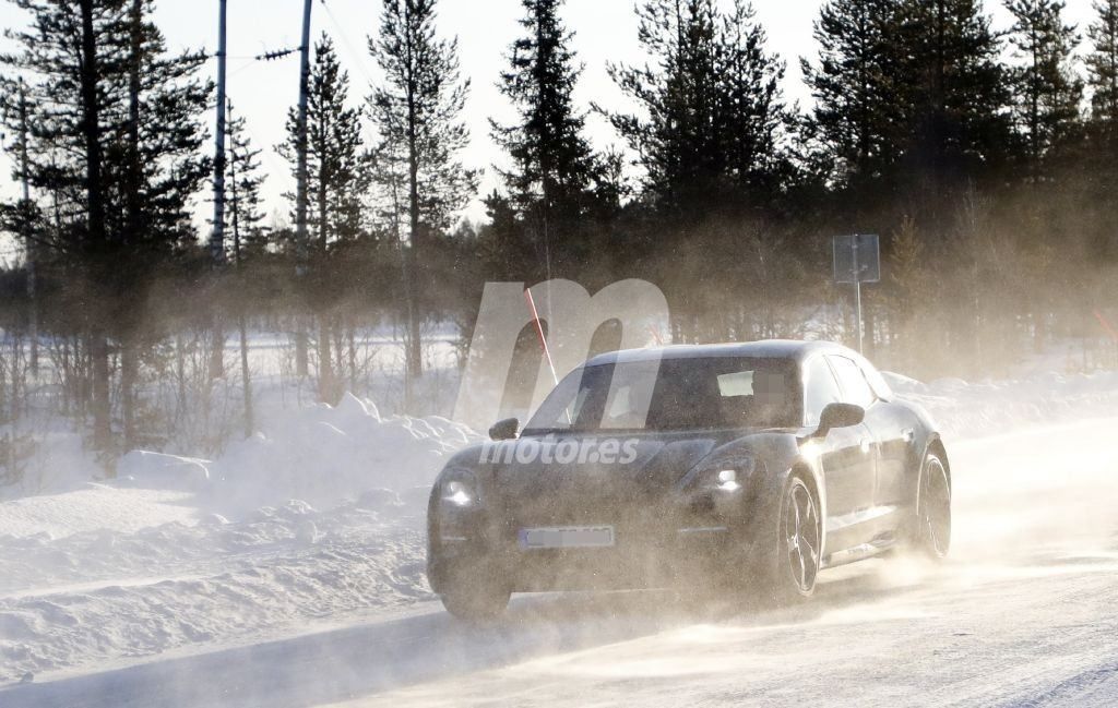 ¡Se desnuda! El nuevo Porsche Taycan Cross Turismo pierde casi todo su camuflaje