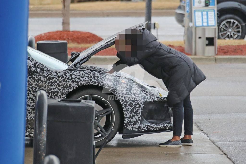  Uno de los prototipos del Chevrolet Corvette C8 se avería en plena calle