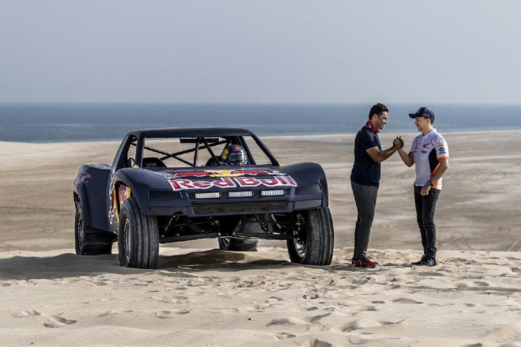 Jorge Lorenzo se monta en el Trophy Truck de Nasser Al-Attiyah