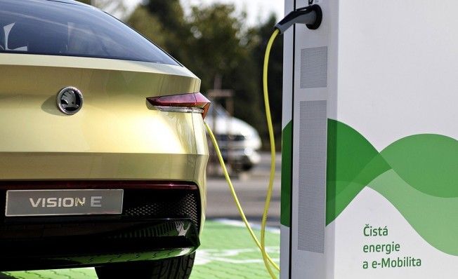 Skoda anuncia sus primeros coches híbridos enchufables y eléctricos