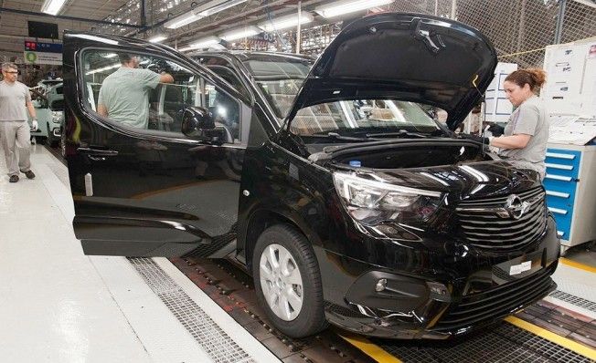 Producción del Opel Combo en la fábrica de PSA en Vigo