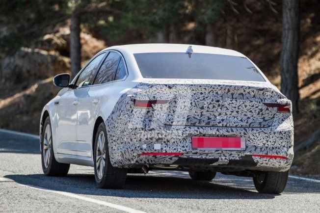 Renault Talismán 2020 - foto espía posterior