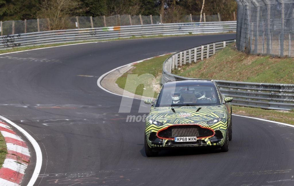 Nos asomamos al interior del nuevo Aston Martin DBX en unas últimas fotos espía