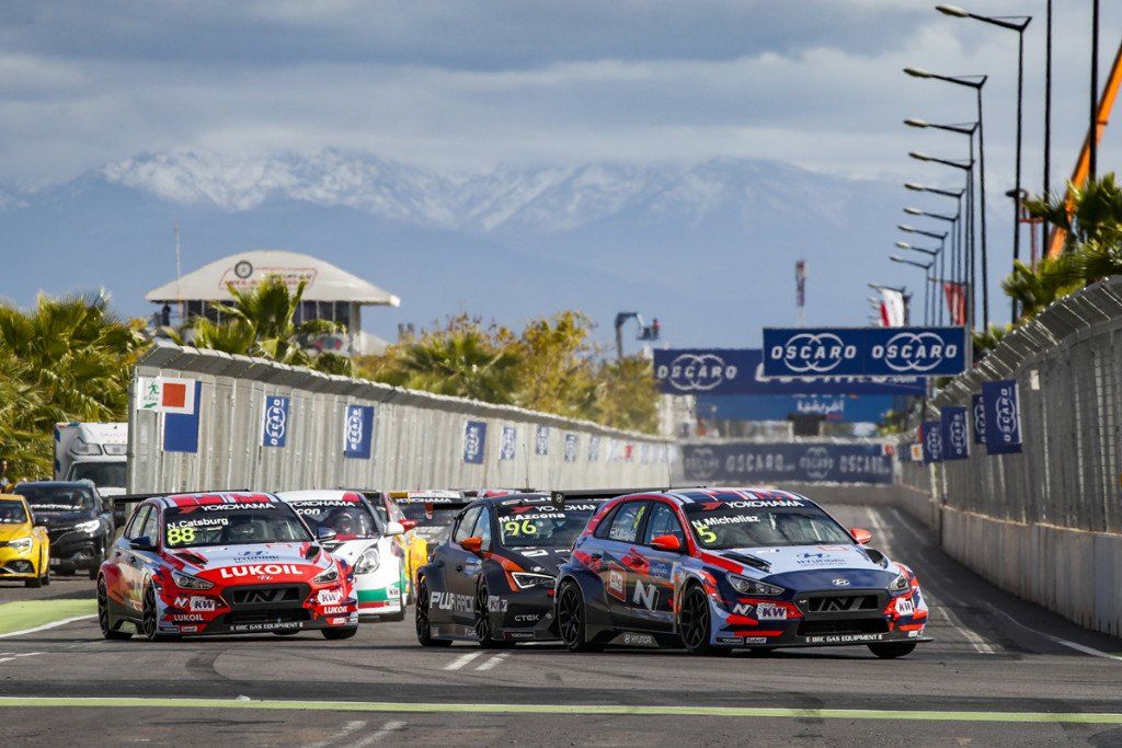 Positivo y accidentado debut de Mikel Azcona en el WTCR