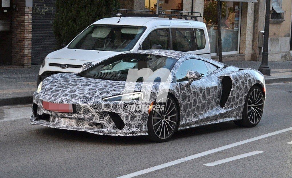 El nuevo McLaren Grand Tourer se deja ver a plena luz del día