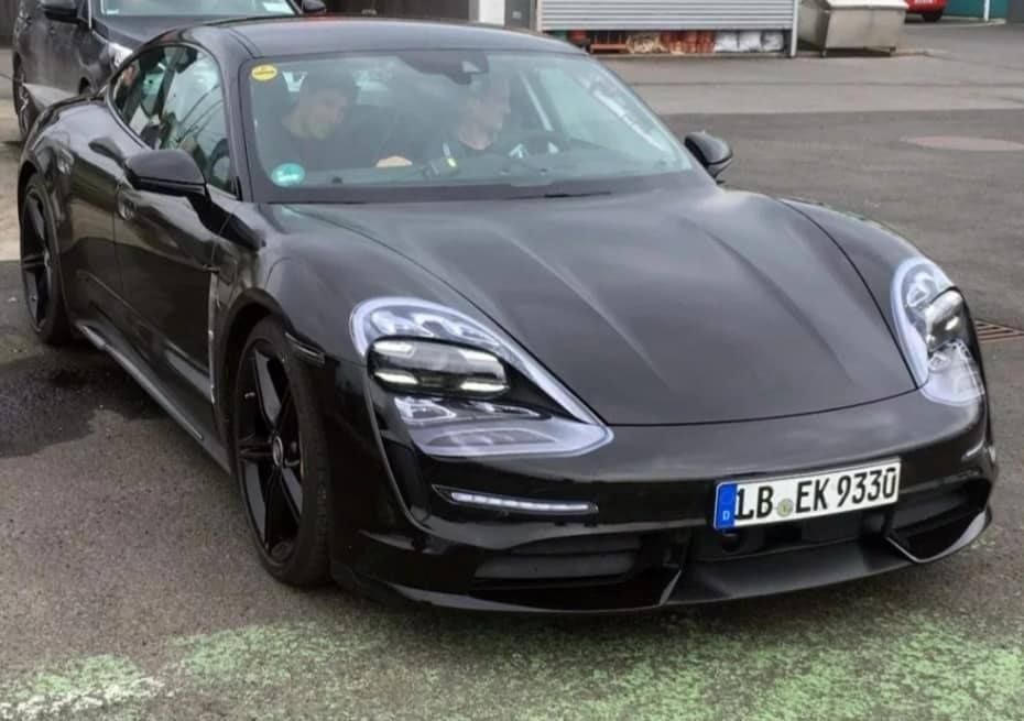 El Porsche Taycan ya sale a la calle con sus ópticas definitivas