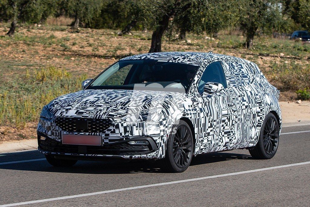 El nuevo SEAT León 2020 pierde camuflaje, parte de su frontal al descubierto