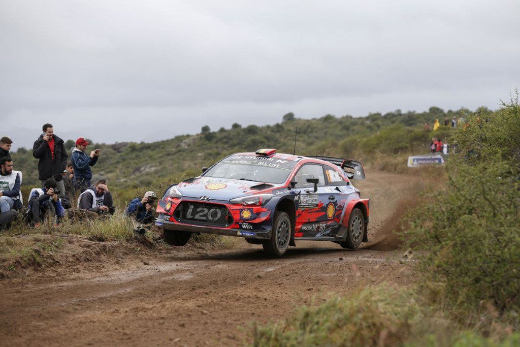 El trompo de Tänak deja a Neuville de líder en Argentina