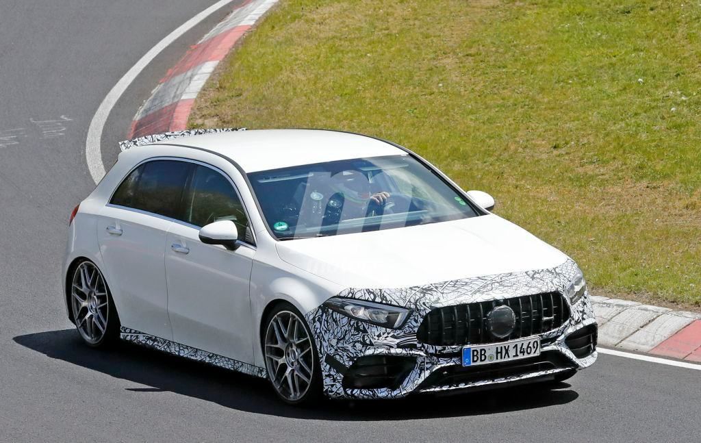 El Mercedes-AMG A 45 pierde camuflaje y estrena spoiler fijo en Nürburgring