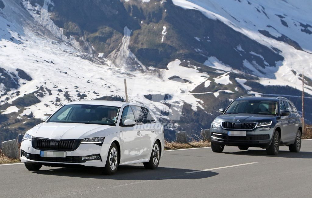 La nueva generación del Skoda Octavia Combi, cazada en los Alpes perdiendo camuflaje