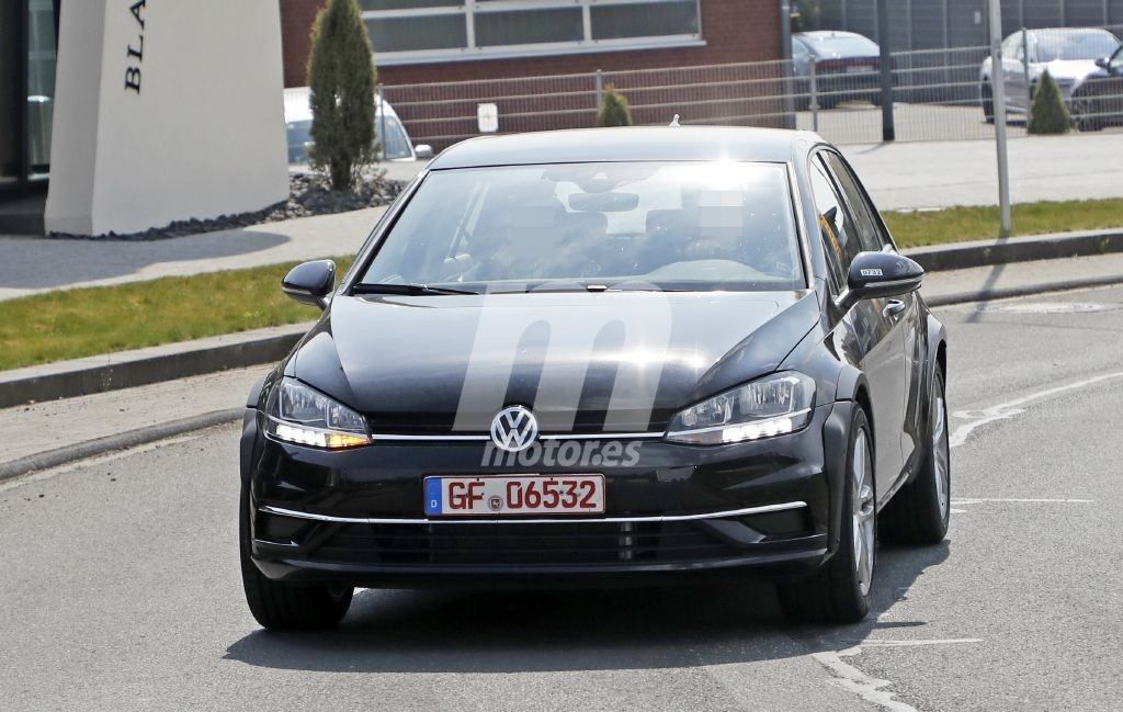 ¿Está preparando Volkswagen su propio Formentor? Esta puede ser la primera mula del futuro Tiguan Coupé​