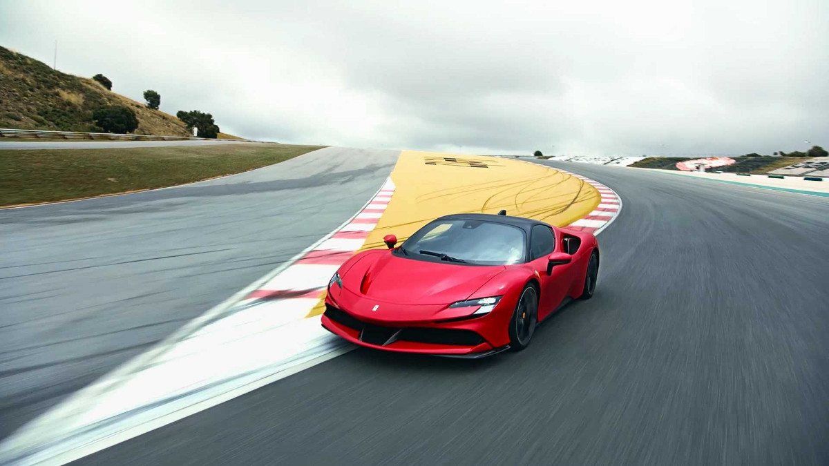 El funcionamiento del esquema híbrido del Ferrari SF90 Stradale en vídeo