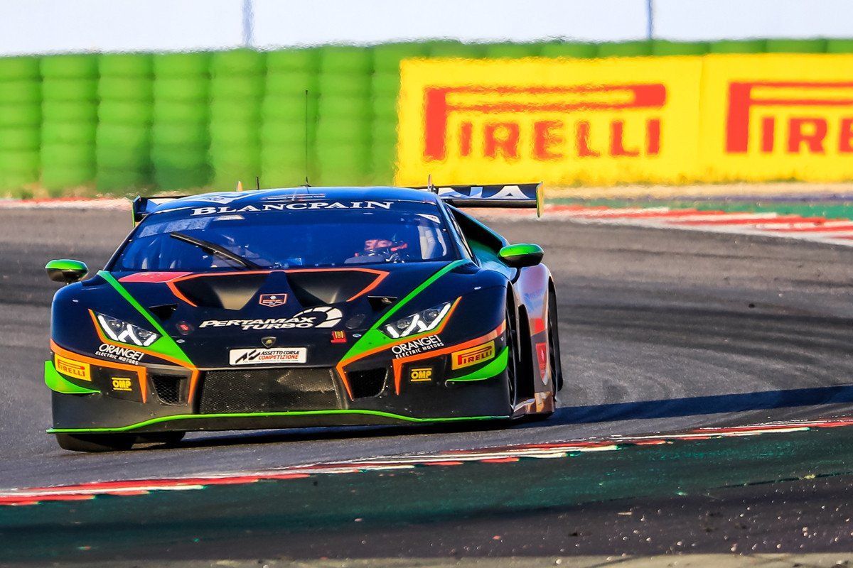 El Lamborghini #563 gana la primera carrera en Misano