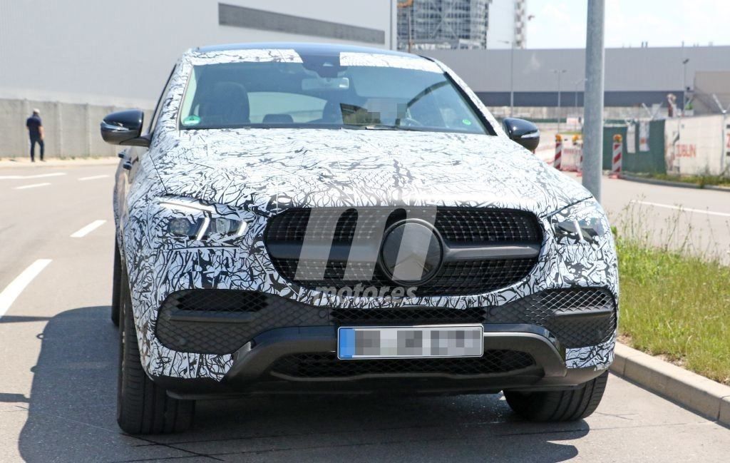 El nuevo Mercedes GLE Coupé comienza a perder camuflaje, se acerca su debut