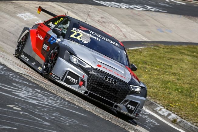 Leutcher brilla en casa con su victoria en el Nordschleife